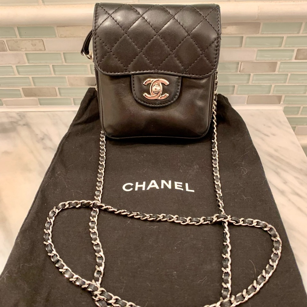 Chanel Ready to Wear Cross Body Flapbag in Black. Quilted and soft leather.